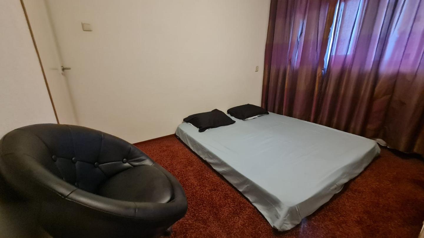 SPACIOUS ROOM FOR 1 OR 2 PEOPLE.