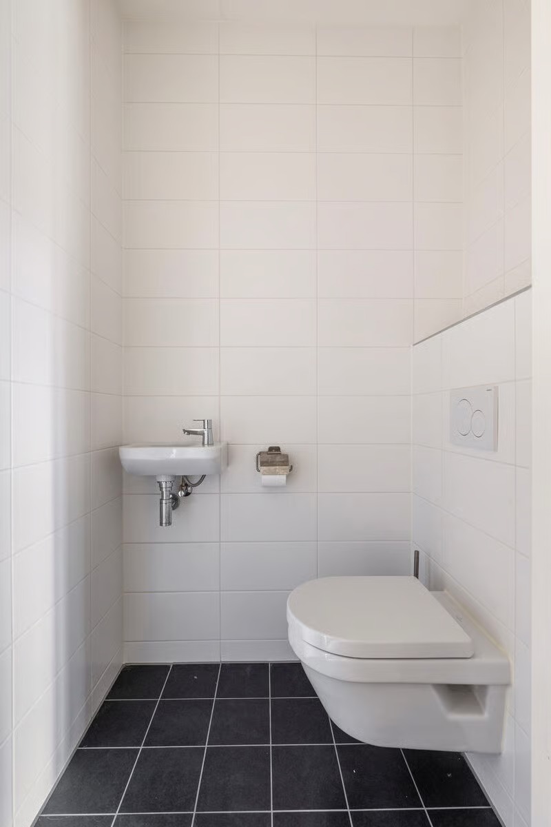 Take over apartment.