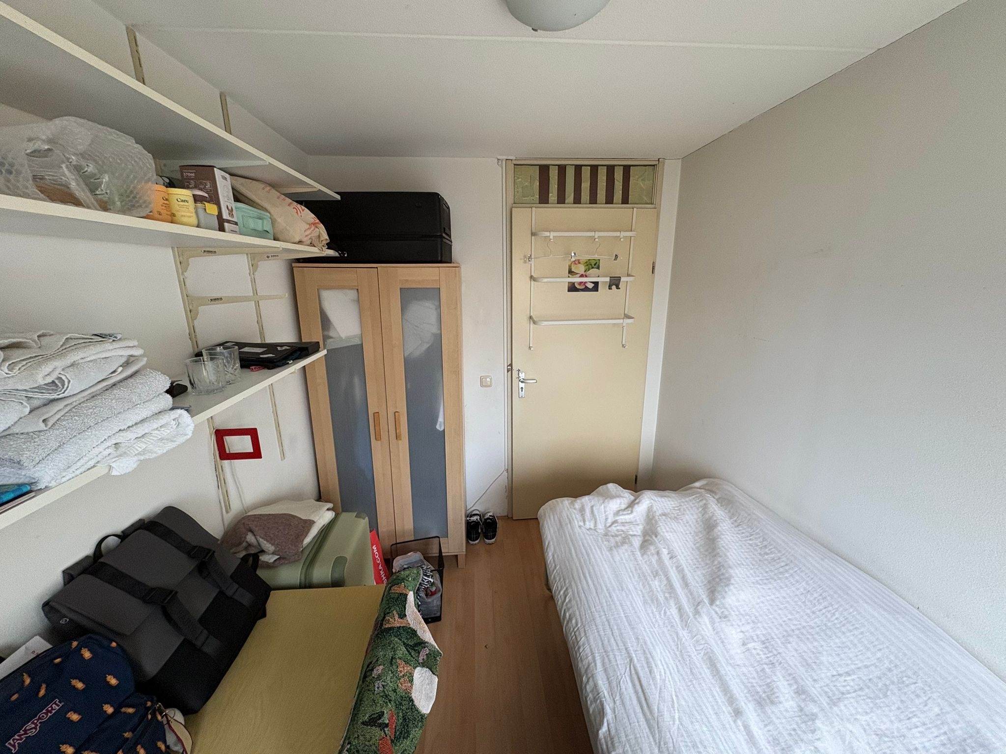 Te huur aangeboden, nette gemeubileerde kamer.