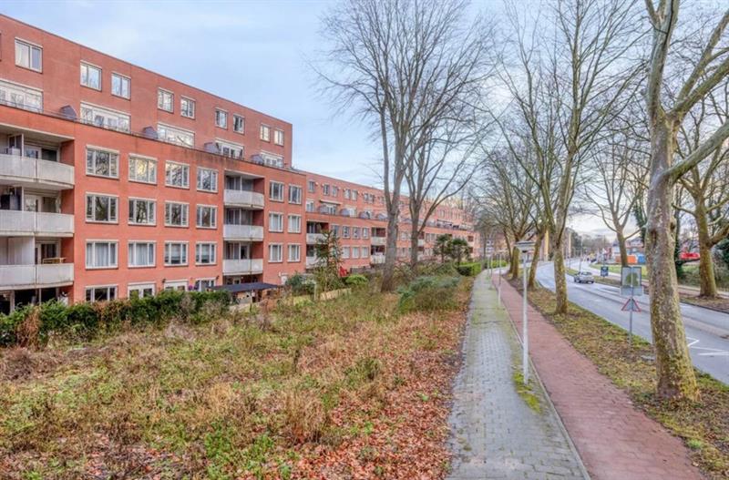 Dit ruime vierkamer appartement van 92 m2 met Amsterdam