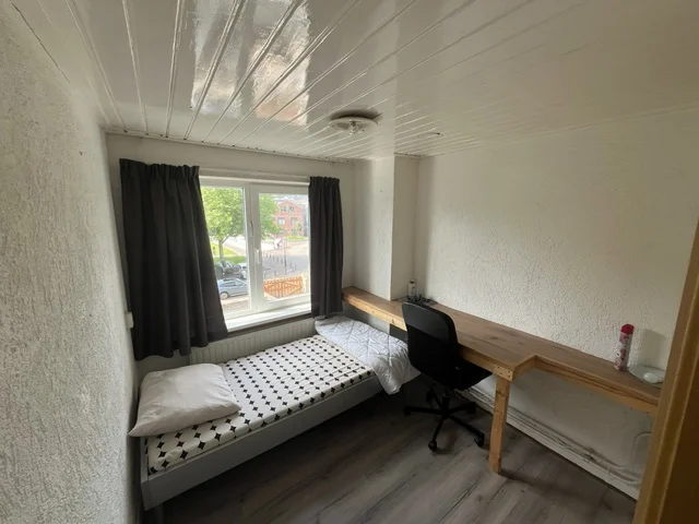 2 rooms for rent in a female-only student house