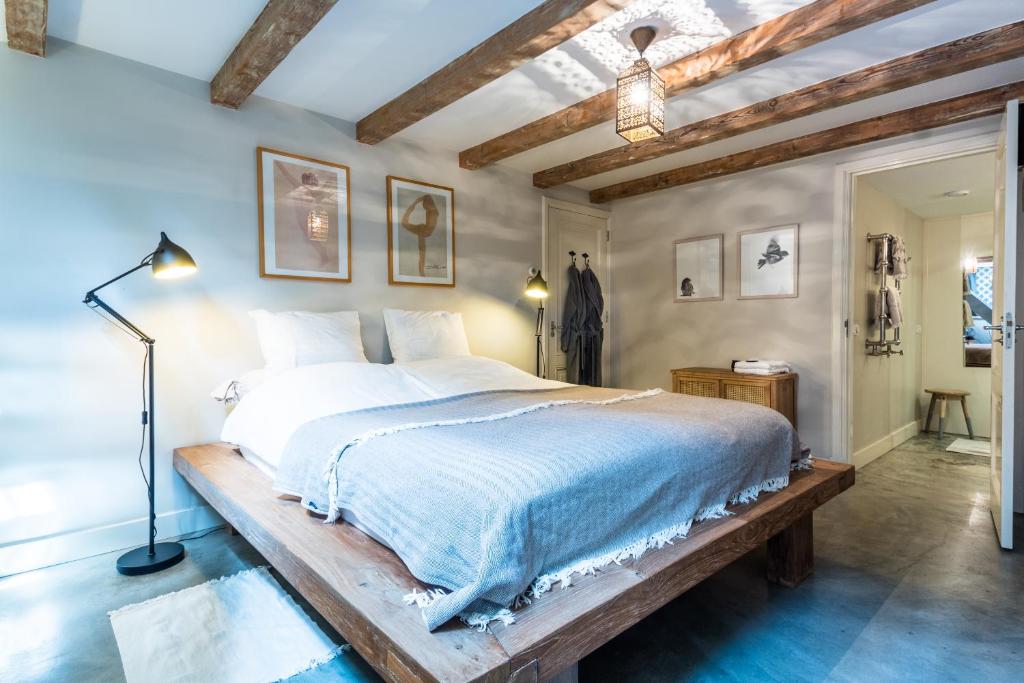 Spacious 1-Bedroom Apartment with Amstel River View - Amsterdam City Center