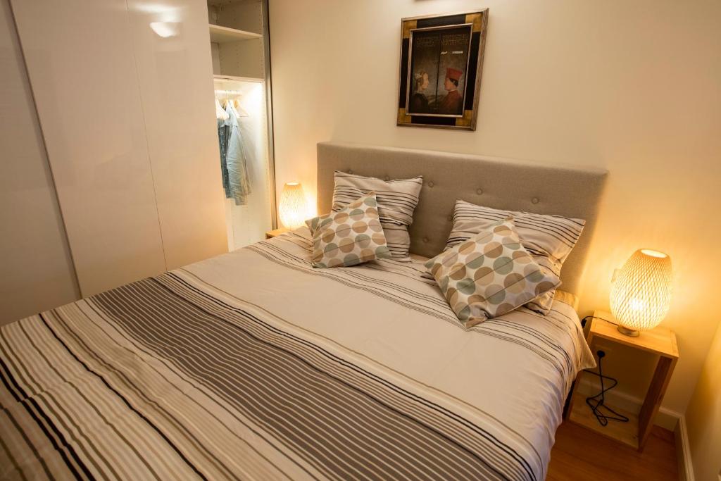 Central Canal-Side 1-Bedroom Apartment in Amsterdam with Air Conditioning & Quiet Location