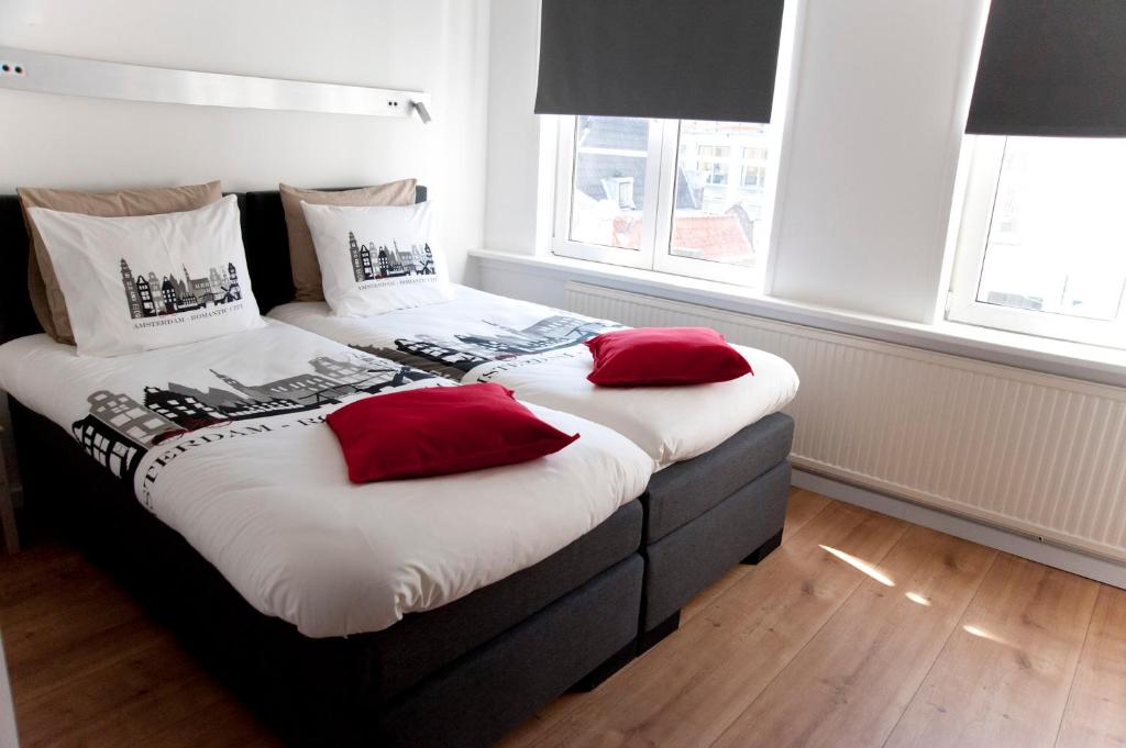 Canal-Side 1-Bedroom Apartment with Landmark Views in Amsterdam City Centre