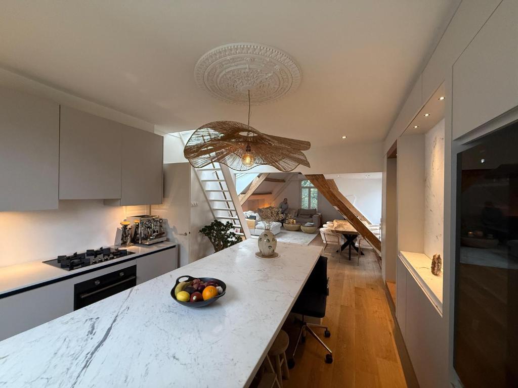 Modern 1-Bedroom Loft with Balcony & Terrace in Amsterdam Museum District