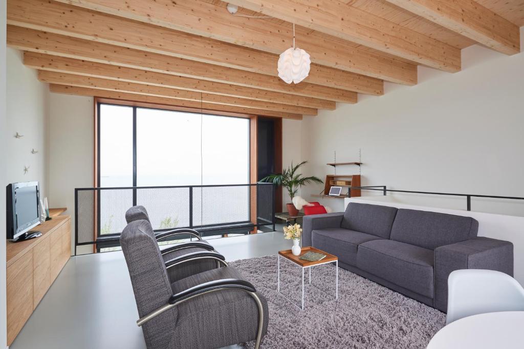 Spacious 2-Bedroom Waterfront Apartment with Lake View