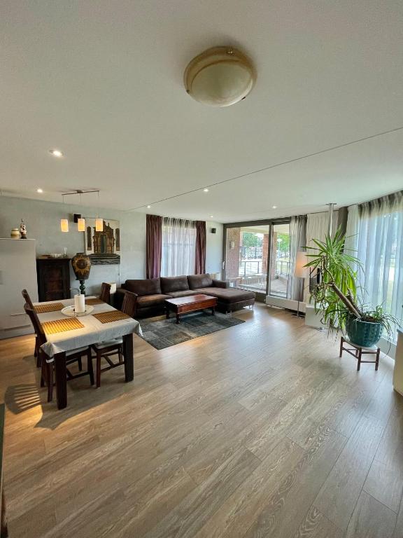 Spacious 2-Bedroom Designer Apartment in Funenpark with Balcony