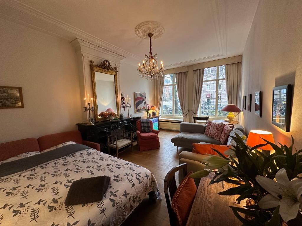 Authentic 1-Bedroom Canal House Apartment in Historic 17th-Century Building