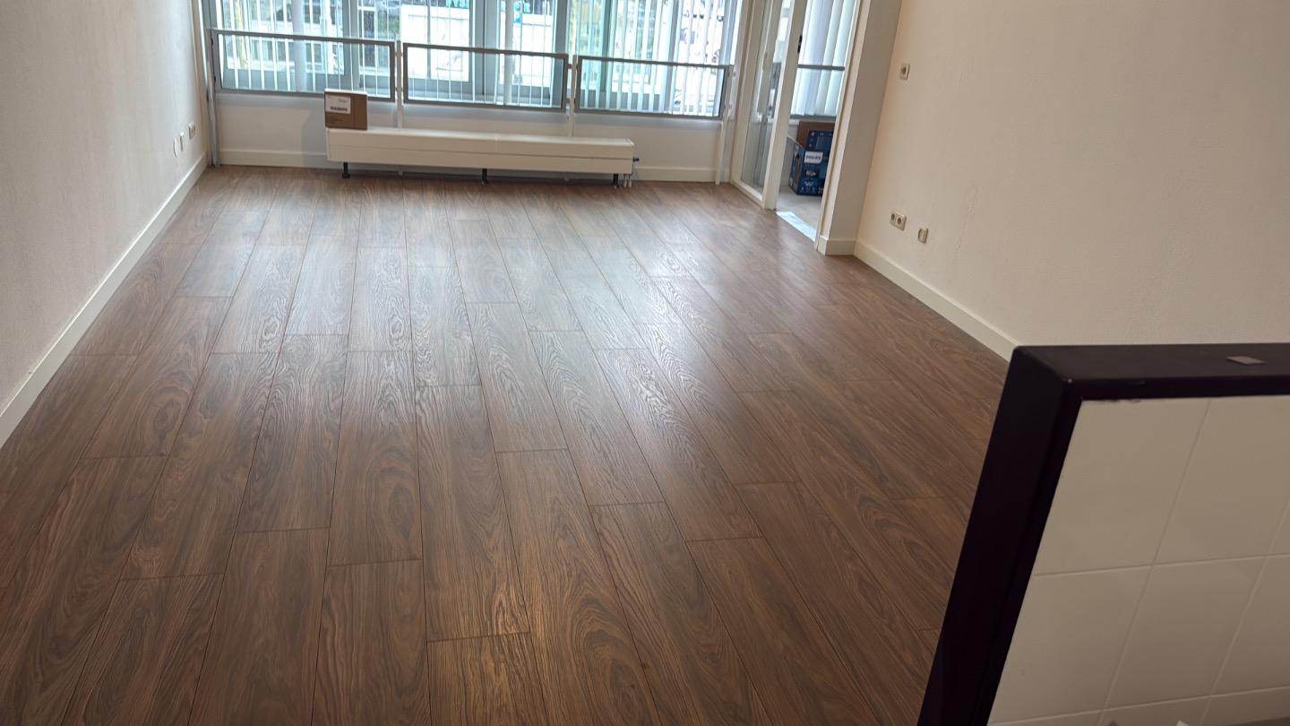 Ruime kamer veel winkels in de buurt