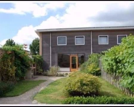 Furnished room in a modern house with a garden